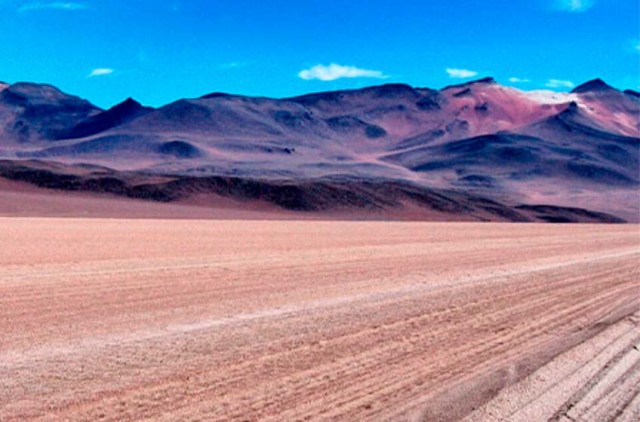 Paisaje del altiplano de Atacama con lagunas y montañas