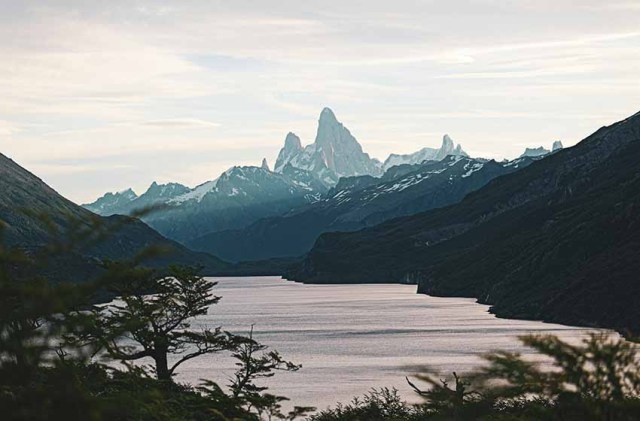Paisaje de la Patagonia chilena con montañas y glaciares